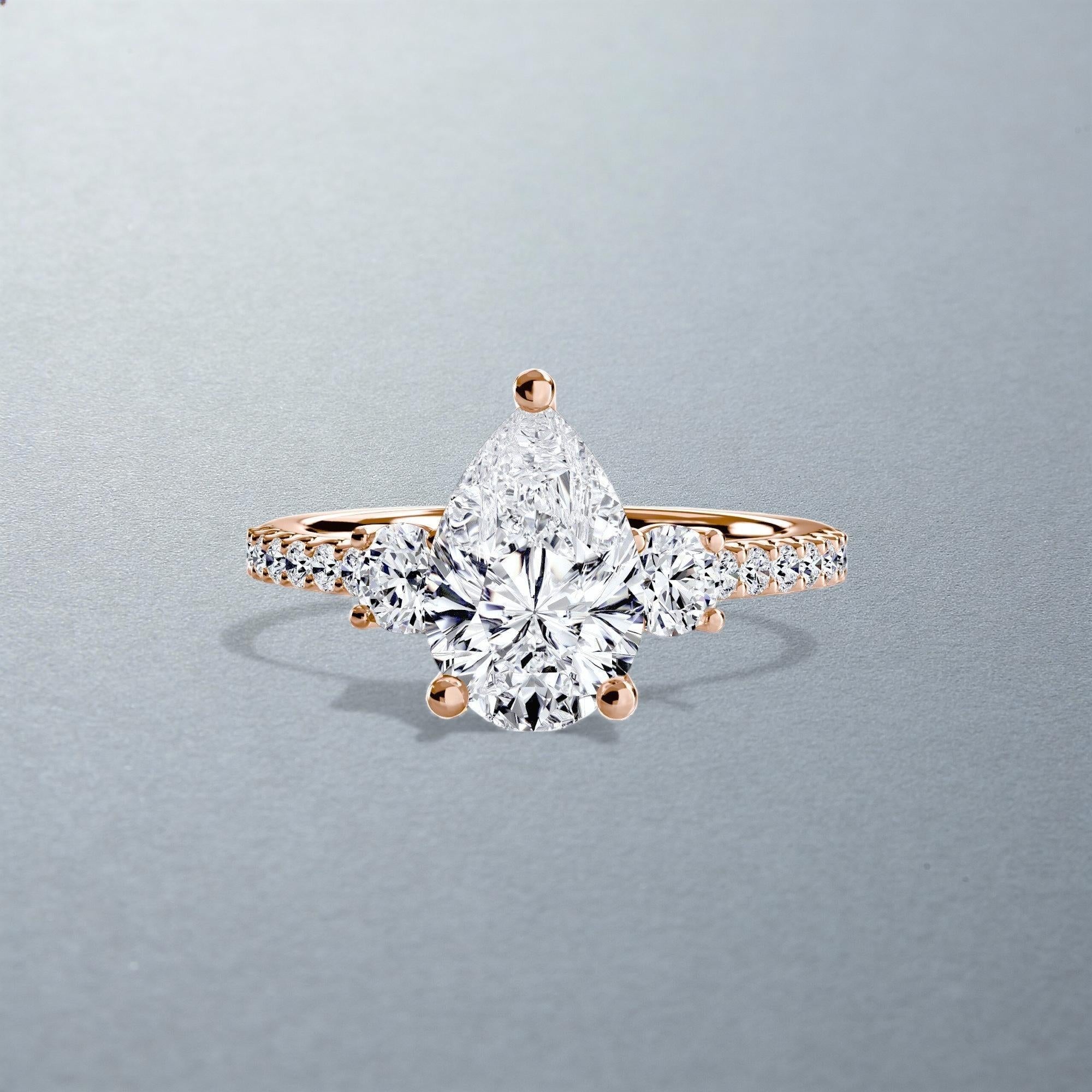 The Máxima Three-Stone Ring