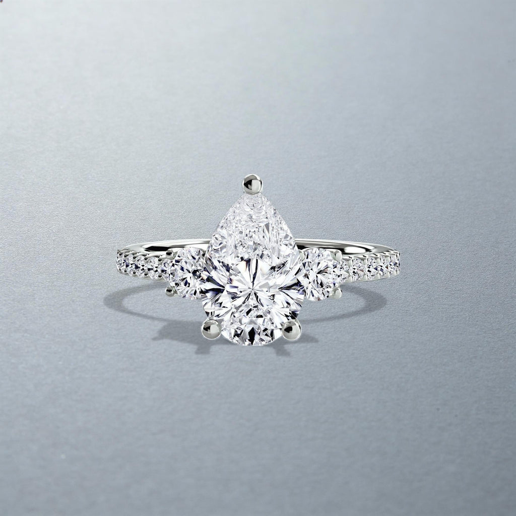 The Máxima Three-Stone Ring