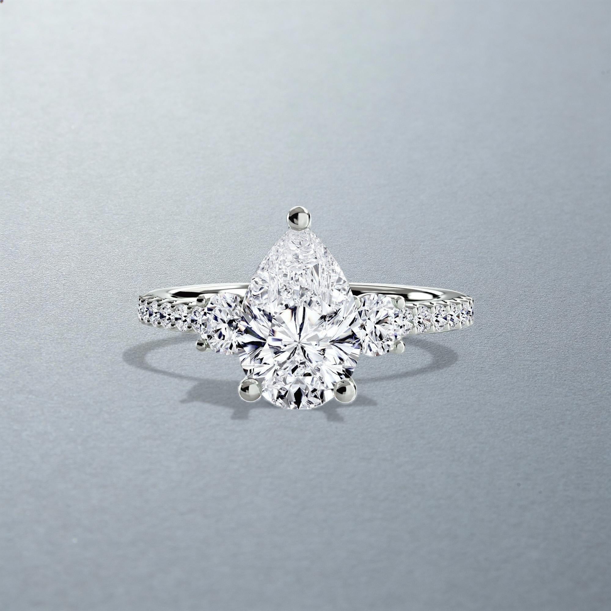 The Máxima Three-Stone Ring