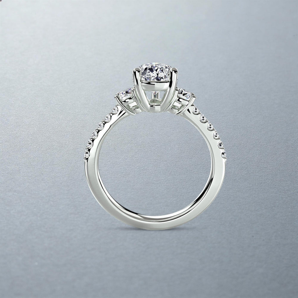 The Máxima Three-Stone Ring