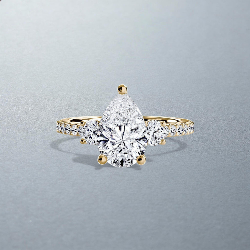 The Máxima Three-Stone Ring