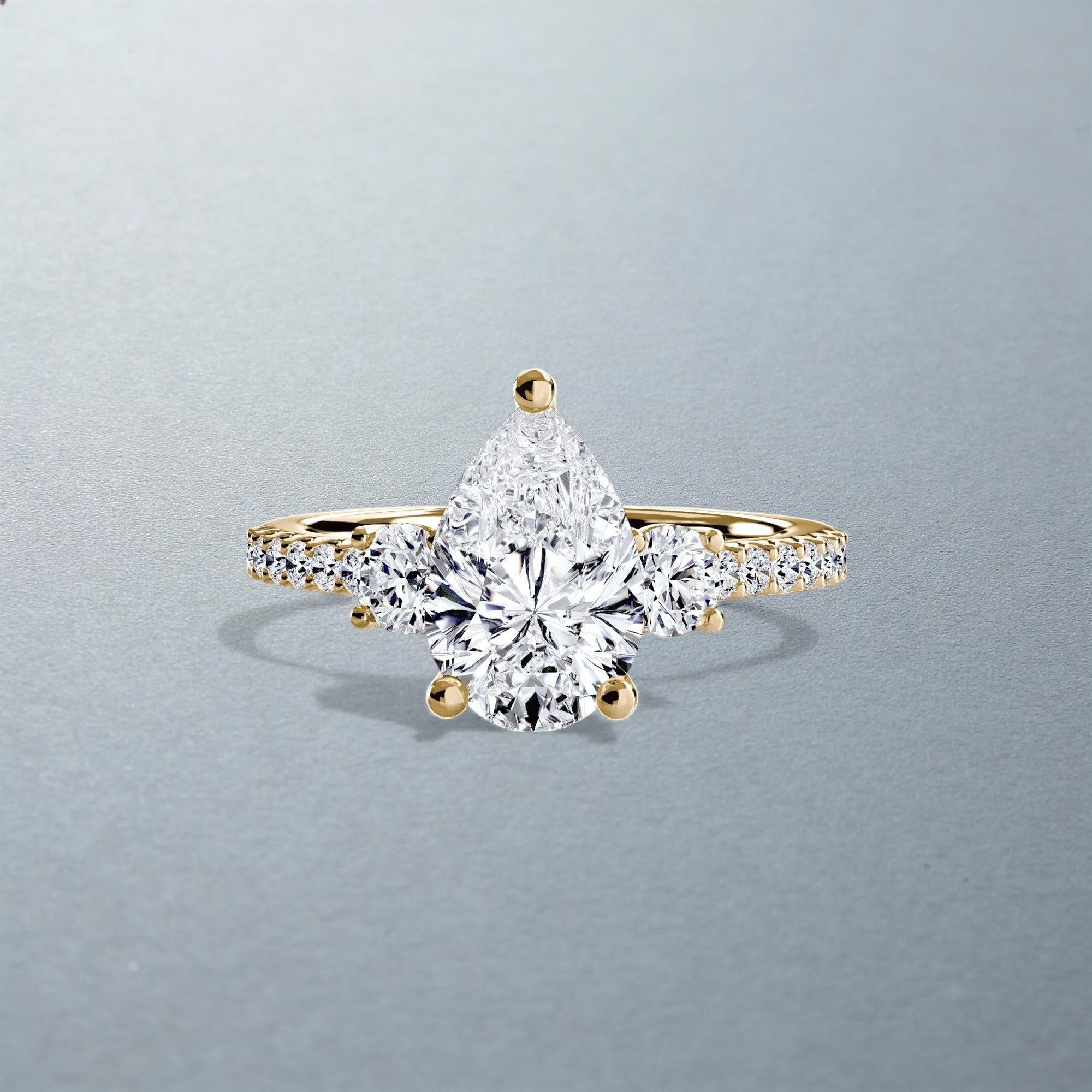 The Máxima Three-Stone Ring