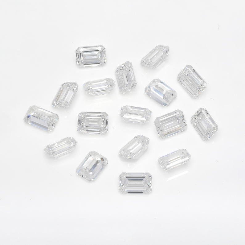 Carateu emerald-cut lab-grown melee diamonds sparkling with clarity and brilliance on a white background.