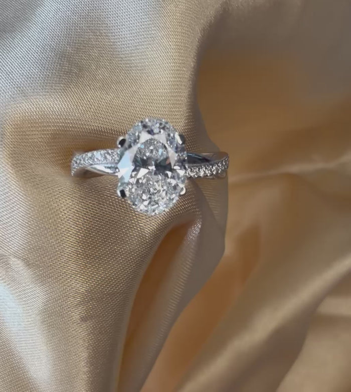 Twisted pavé setting ring
